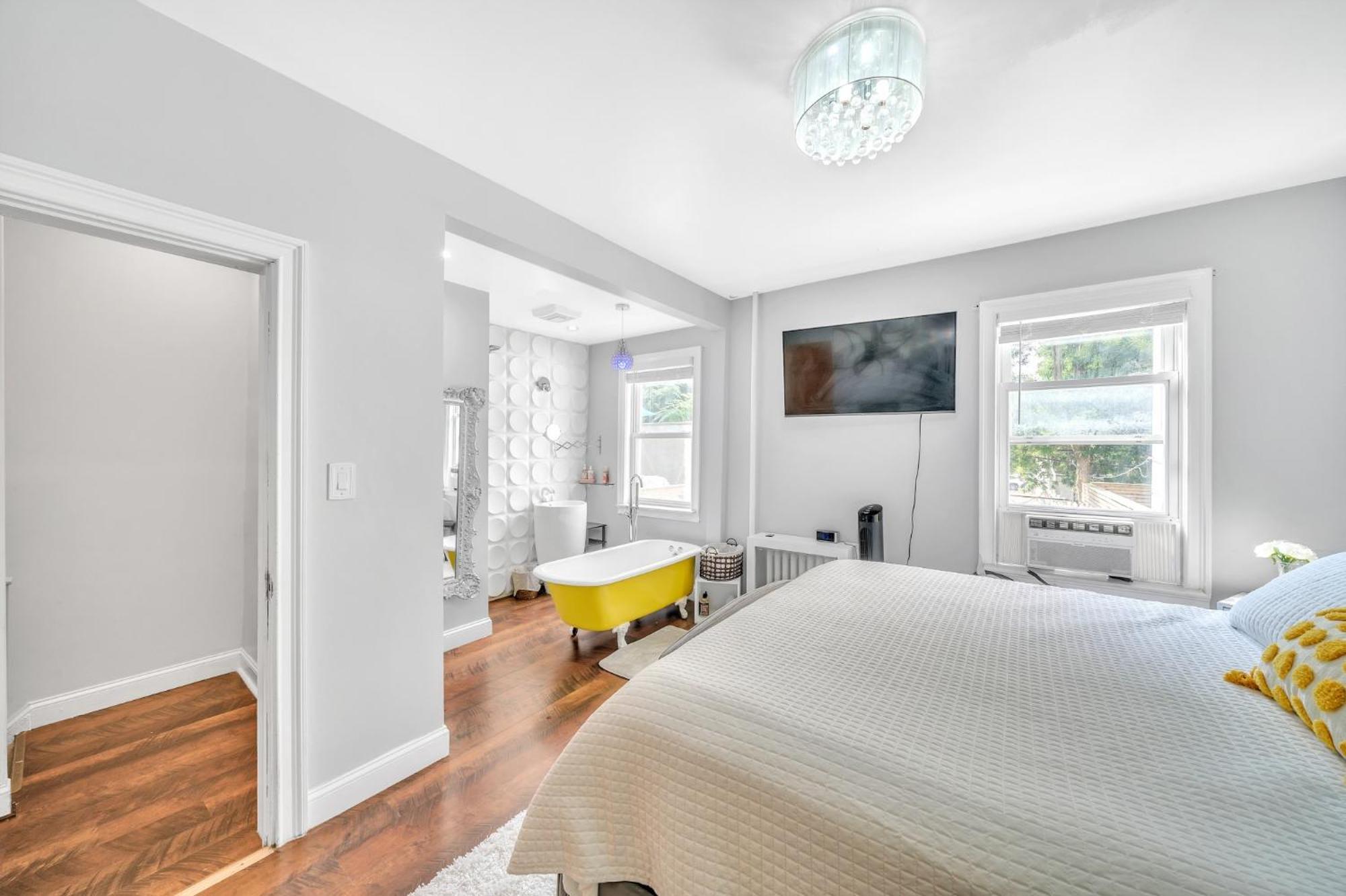 3 Bedroom Duplex With Large Outdoor Space&king Size Bed New York