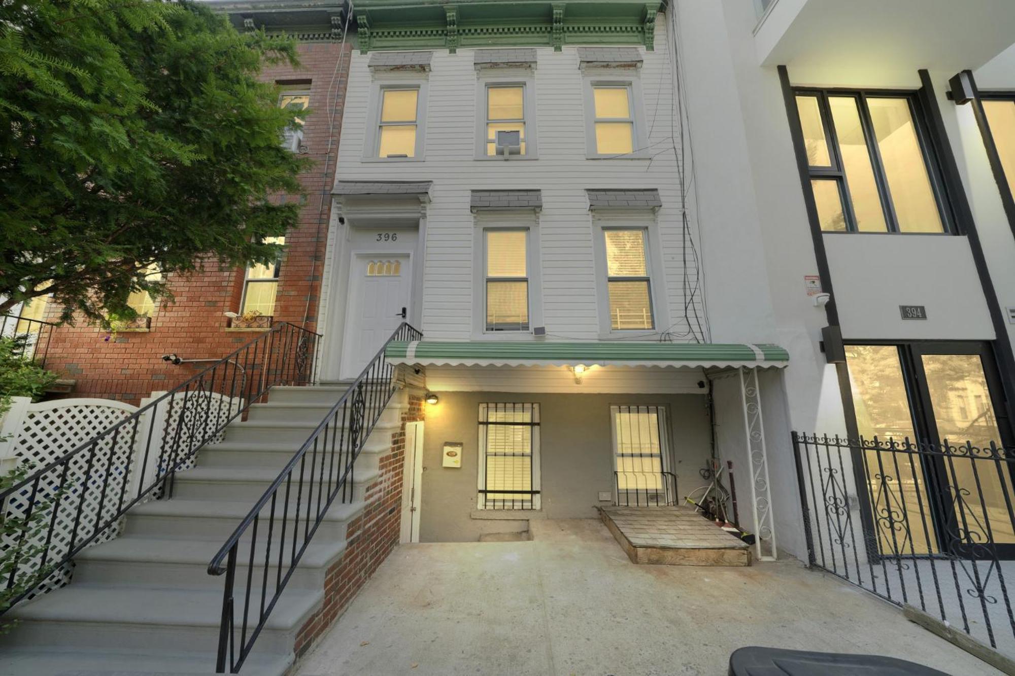 Appartement 3 Bedroom Duplex With Large Outdoor Space&king Size Bed